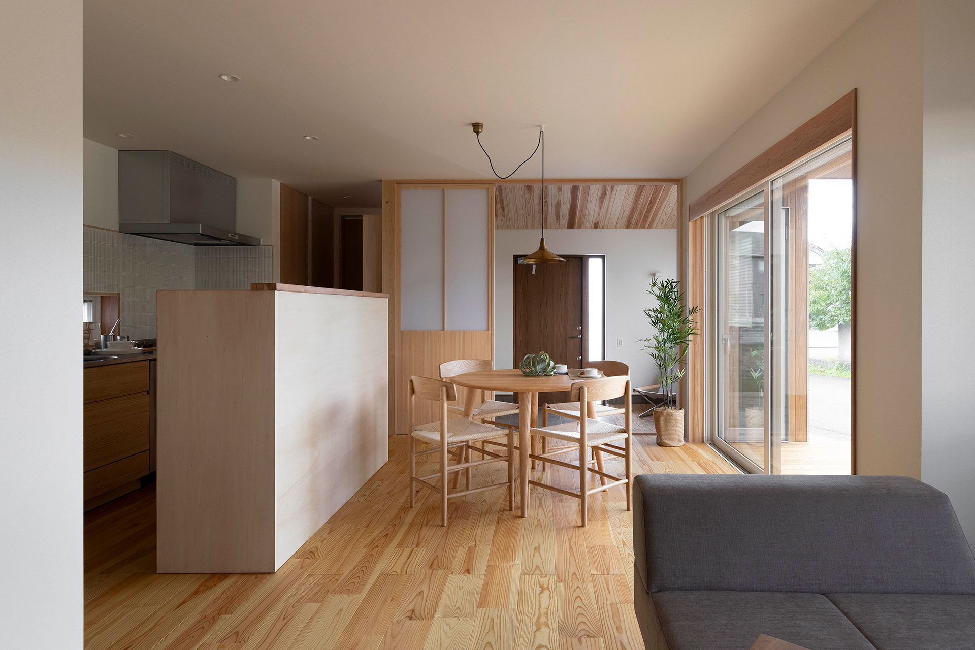 窓からの陽が心地よいダイニング