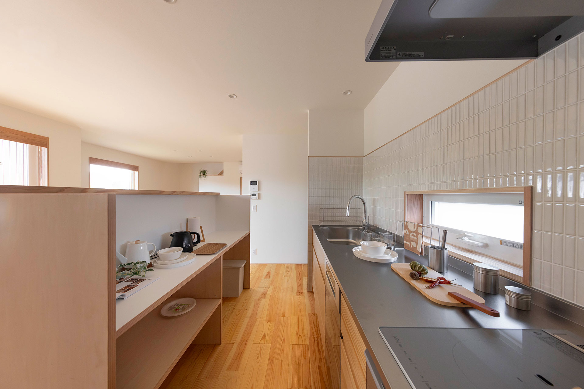 無垢のキッチンに造作の収納家電ストッカー