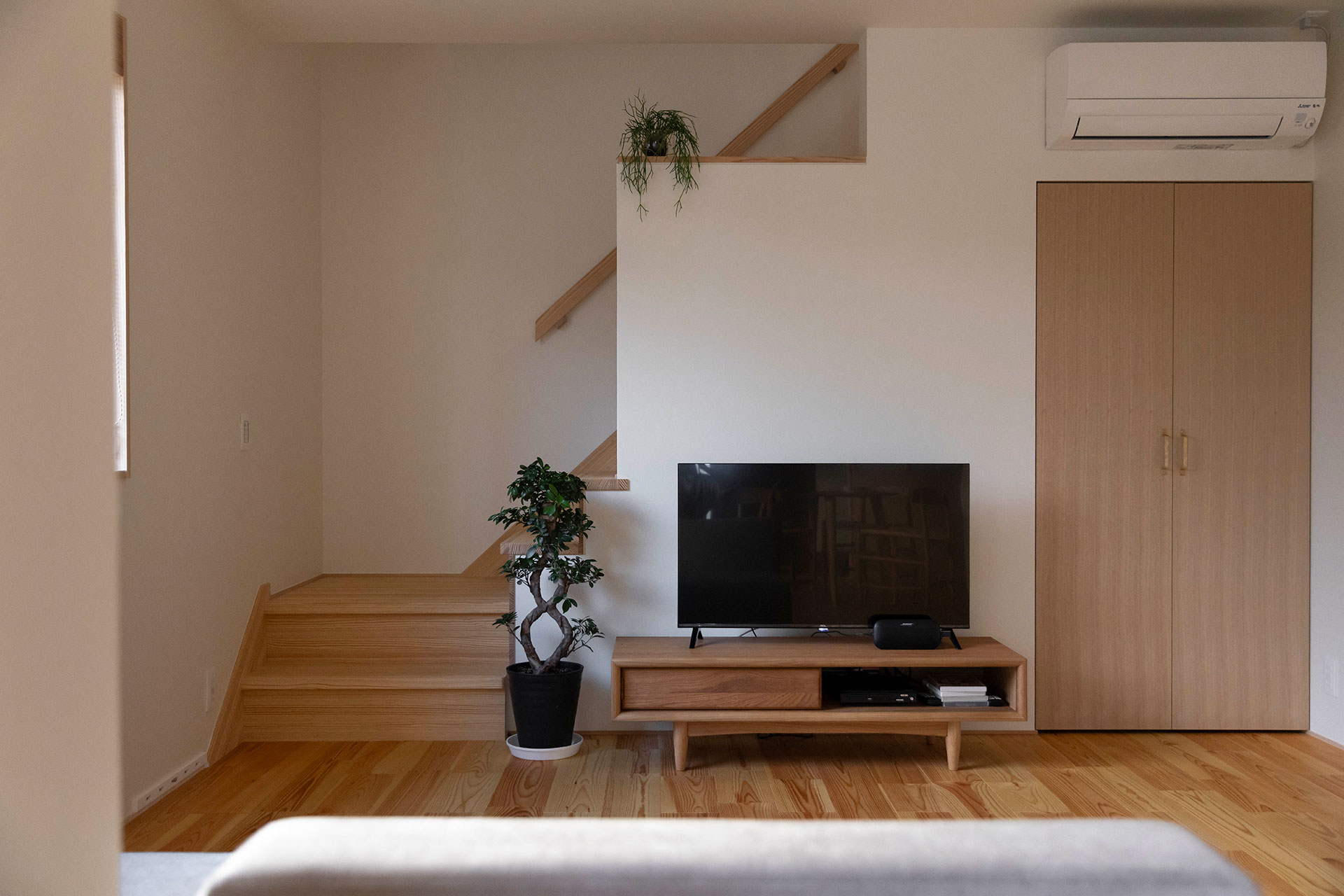 リビング階段もシンプルに
