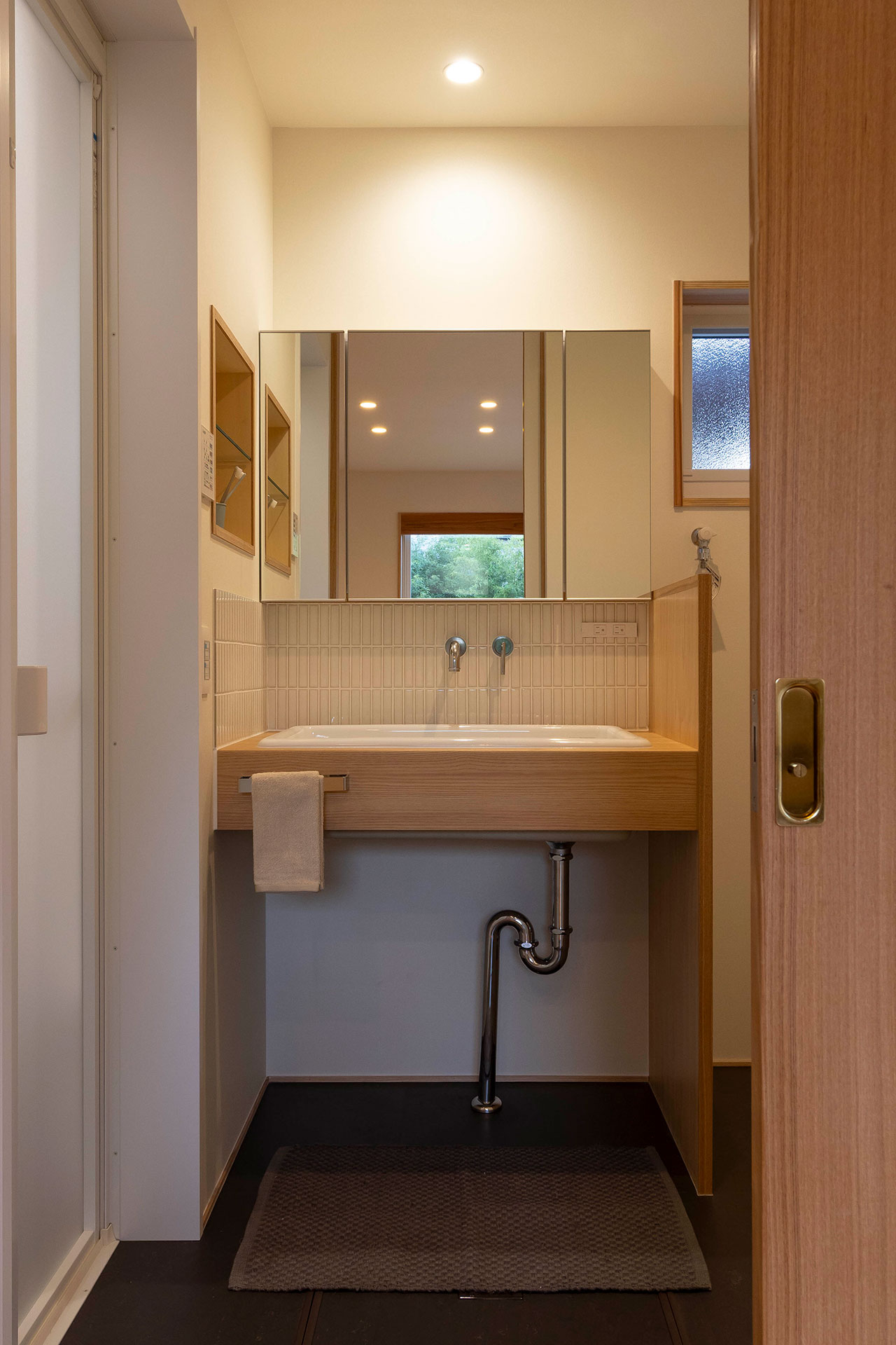 壁だし水栓で使い勝手良く、造作で