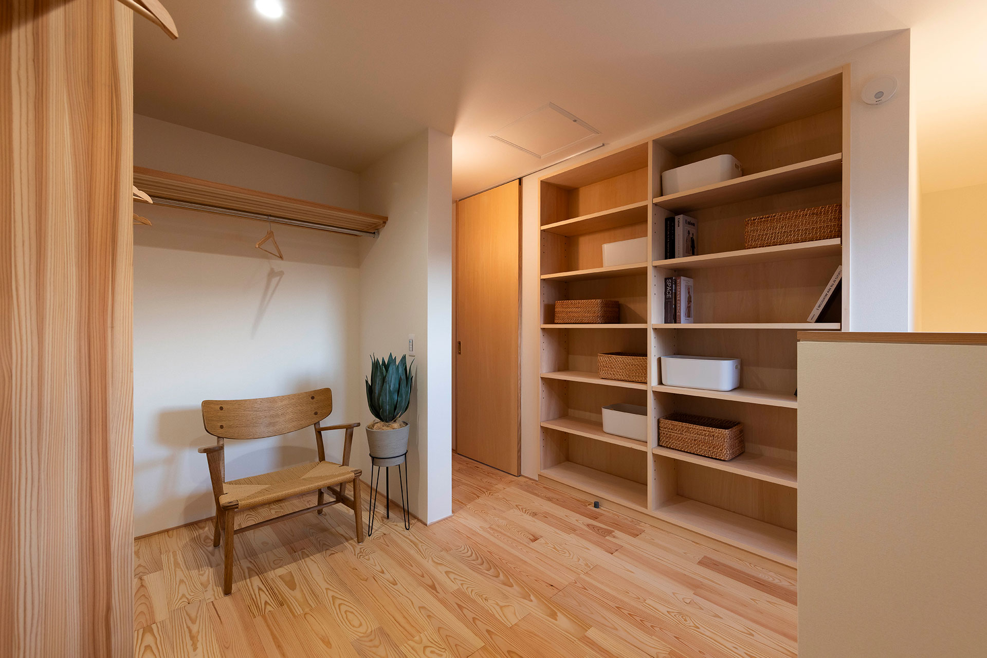 ウォークイン兼ライブラリ、時には２階リビング